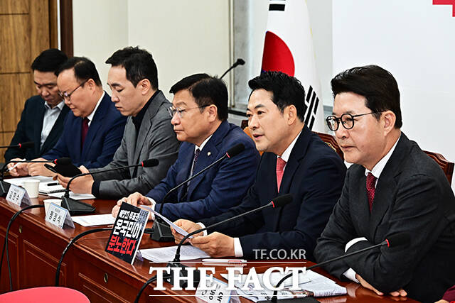 장동혁 국민의힘 대표가 15일 오전 서울 여의도 국회에서 열린 최고위원회에 참석해 모두발언을 하고 있다. /배정한 기자