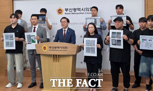 김형철 부산시의원이 15일 부산시의회 브리핑룸에서 부산시장 선거 무효 소송 제기 관련 기자회견을 하고 있다. /부산시의회