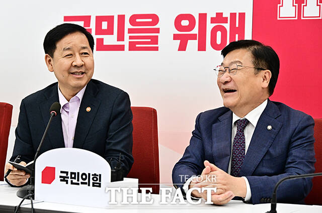 정점식 국민의힘 원내대표가 15일 오후 서울 여의도 국회에서 구윤철 경제부총리 겸 재정경제부 장관(왼쪽)을 접견하며 기념사진 촬영을 하고 있다. /국회=배정한 기자