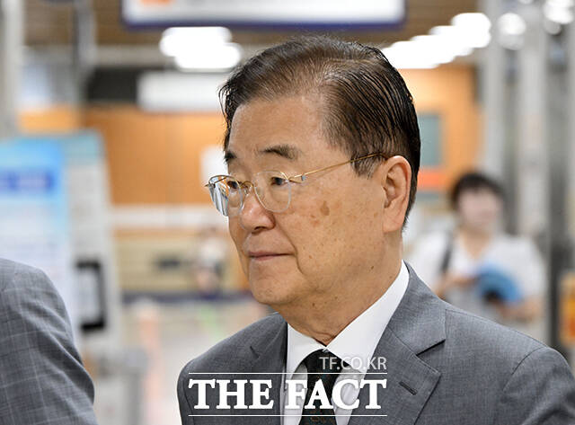 사드(고고도미사일방어체계) 기밀 유출 관련 직권남용권리행사방해 등 혐의를 받는 정의용 전 국가안보실장(왼쪽)과 정경두 전 국방부 장관이 15일 서울 서초구 서울중앙지법에서 열린 공판에 출석하고 있다. /남윤호 기자