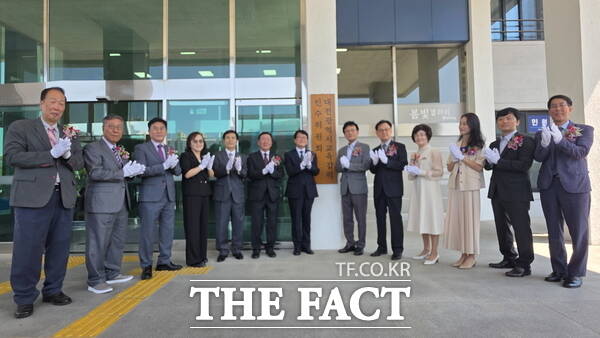 15일 대전동부교육지원청에서 열린 제12대 대전시교육감직 인수위원회 현판식에 참석한 인수위원들이 현판식을 진행한 후 기념 촬영을 하고 있다. /정예준 기자