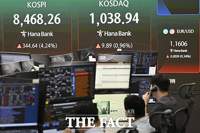 하나은행 본점 딜링룸에서 관계자가 거래를 하고 있다.