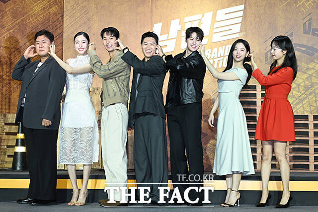 배우 윤경호와 이다희, 김지석, 진선규, 박규태 감독, 배우 공명, 강한나, 전소민(왼쪽부터)이 15일 오전 서울 중구 앰버서더 서울 풀만에서 열린 넷플릭스 영화 '남편들' 제작보고회에 참석해 포즈를 취하고 있다. /김성렬 기자