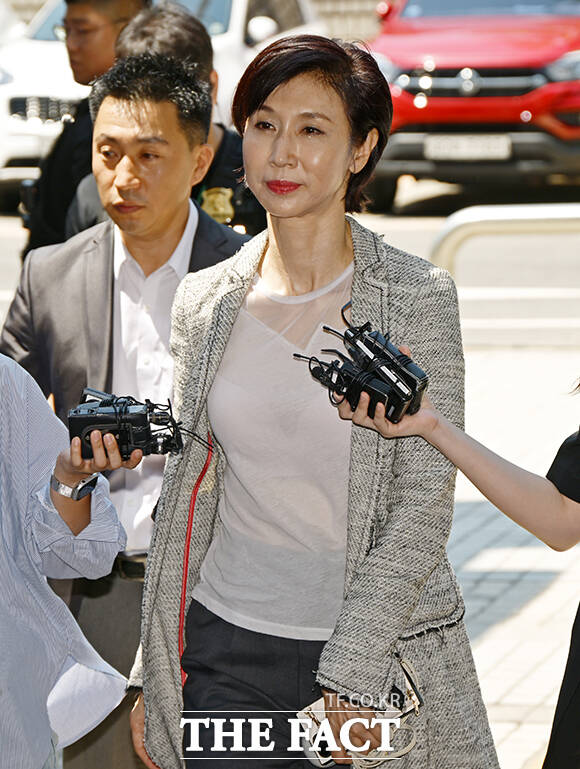 최태원 SK그룹 회장(왼쪽)과 노소영 아트센터 나비 관장이 15일 오후 서울 서초구 서울고등법원에서 열린 재산분할 파기환송심 2차 조정 기일에 출석하며 기자들의 질문을 받고 있다. /임영무 기자