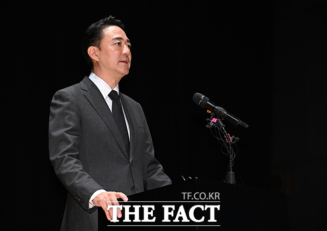 홍정도 중앙그룹 부회장이 15일 오후 서울 마포구 중앙일보빌딩에서 기자회견을 열고 고개를 숙이고 있다. /박헌우 기자