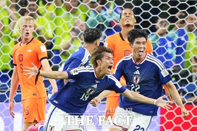 일본축구대표팀 오가와 코키(19)와 토미야스 타케히로(19)가 15일(한국시간) 열린 2026북중미월드컵 네덜란드전에서 경기막판 일본이 2-2로 따라가는 동점골을 터뜨리자 기뻐하고 있다. / 알링턴(미 텍사스주)= AP 뉴시스
