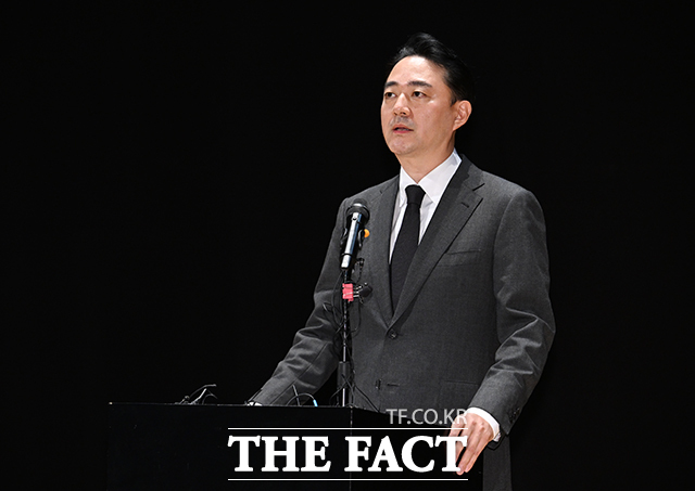 홍정도 중앙그룹 부회장이 15일 오후 서울 마포구 중앙일보빌딩에서 기자회견을 열고 고개를 숙이고 있다. /박헌우 기자