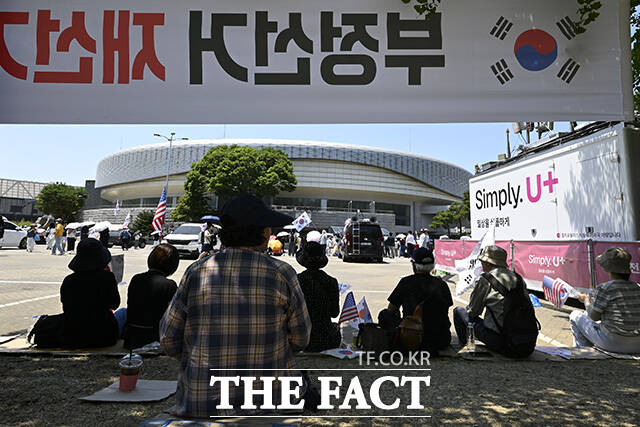 시위 참가자가 핸드볼경기장 출입구를 지키고 있다.