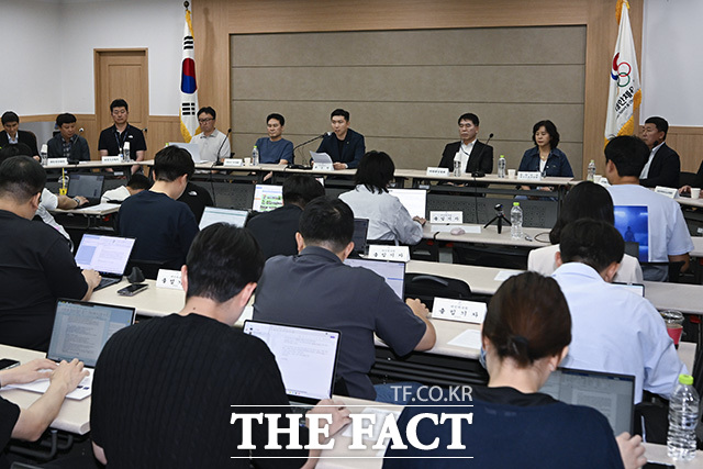 유 회장이 핸드볼경기장에 입주한 체육 단체들의 피해 상황을 설명하고 있다.