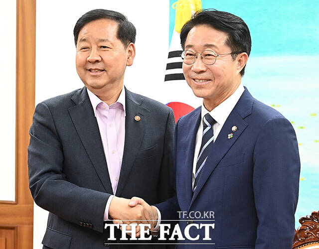 조정식 국회의장이 15일 오후 서울 여의도 국회에서 구윤철 경제부총리 겸 재정경제부 장관(왼쪽)을 접견하며 기념사진 촬영을 하고 있다. /국회=배정한 기자