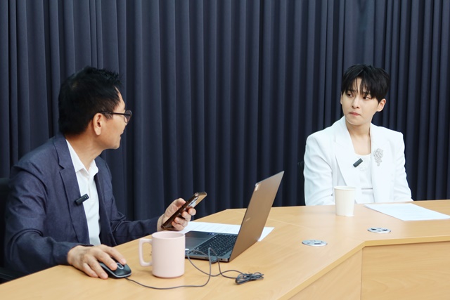 배우 강예원이 SBS 예능 미운 우리 새끼에 새 멤버로 합류하며, 그동안 숨겨왔던 성형수술 경험을 솔직하게 털어놨다. 이날 방송에서