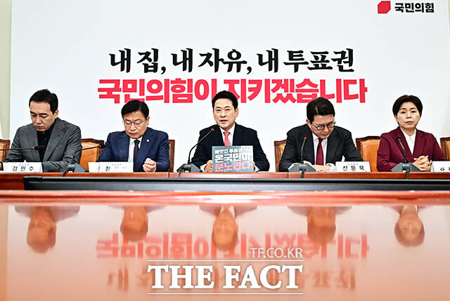 최근 국민의힘 지지율이 이재명 정부 출범 이후 처음으로 더불어민주당을 앞서는 등 정국 주도권을 잡을 기회를 맞이했다. 사진은 장동혁 국민의힘 대표가 15일 오전 서울 여의도 국회에서 열린 최고위원회에 참석해 모두발언을 하고 있는 모습. /배정한 기자