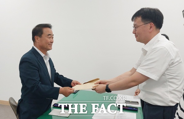 대전시의회가 제10대 의회 개원을 앞두고 의원 등록과 의정활동 사전 설명회 등 꼼꼼한 사전 준비를 하고 있다. 사진은 6월 11일 진행된 의원 등록시 조성칠 당선자(사진 왼쪽)가 등록 서류를 제출하고 있다. /선치영 기자