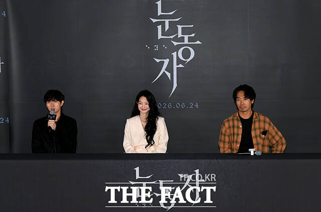 작품에 대한 취재진 질문에 답하는 염 감독(왼쪽).