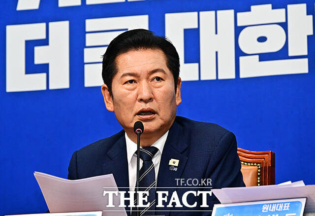 정청래 더불어민주당 대표가 15일 오전 서울 여의도 국회에서 열린 최고위원회의에 참석해 모두발언을 하고 있다. /국회=배정한 기자