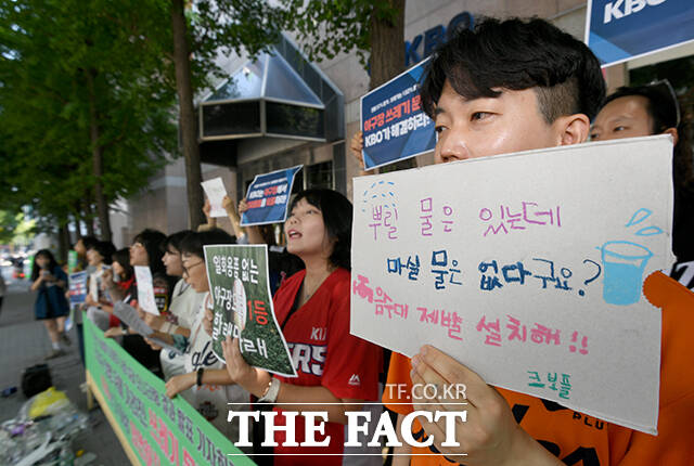 환경운동연합 활동가들이 15일 오전 서울 강남구 한국야구회관 빌딩 앞에서 열린 'KBO와 구단은 야구장 쓰레기 감축에 책임 있게 나서라! 전국 프로야구장 모니터링 결과 발표' 기자회견에 참석해 일회용품 쓰레기를 야구 배트로 날리는 퍼포먼스를 하고 있다. /박상민 기자