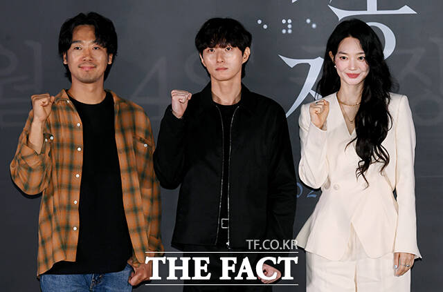 배우 김남희, 염지호 감독, 배우 신민아(왼쪽부터)가 15일 오후 서울 용산구 CGV 용산아이파크몰에서 열린 영화 '눈동자' 기자간담회에 참석해 포즈를 취하고 있다. /박상민 기자