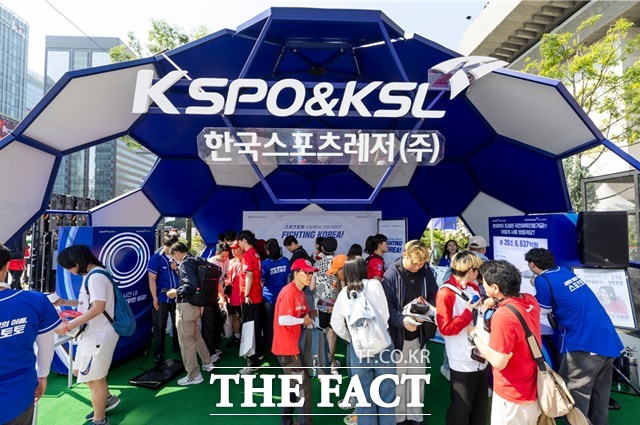 지난 6월 12일(금) 광화문 거리응원전에 마련된 스포츠토토 홍보부스에 시민들이 참여하고 있다./한국스포츠레저