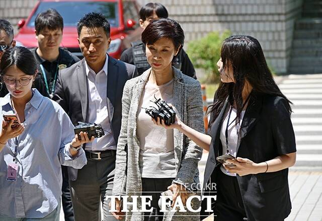 노소영 아트센터 나비 관장이 지난 15일 오후 서울 서초구 서울고등법원에서 열린 재산분할 파기환송심 2차 조정기일에 출석하며 취재진의 질문을 받고 있다. /임영무 기자
