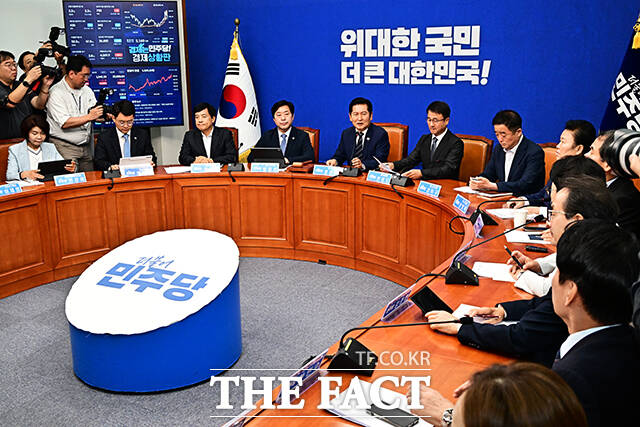 정청래 더불어민주당 대표가 15일 오전 서울 여의도 국회에서 열린 최고위원회의에 참석해 모두발언을 하고 있다. /국회=배정한 기자