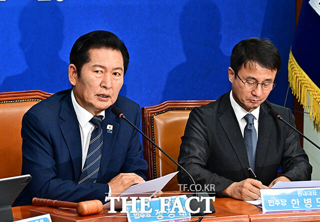 정청래 더불어민주당 대표가 15일 오전 서울 여의도 국회에서 열린 최고위원회의에 참석해 모두발언을 하고 있다. /국회=배정한 기자