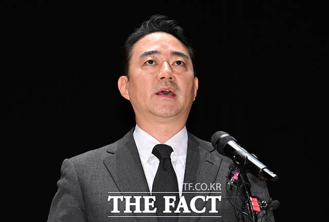 홍정도 중앙그룹 부회장이 15일 오후 서울 마포구 중앙일보빌딩에서 기자회견을 열고 고개를 숙이고 있다. /박헌우 기자