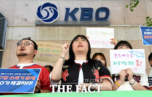 환경운동연합 활동가들이 15일 오전 서울 강남구 한국야구회관 빌딩 앞에서 열린 'KBO와 구단은 야구장 쓰레기 감축에 책임 있게 나서라! 전국 프로야구장 모니터링 결과 발표' 기자회견에 참석해 일회용품 쓰레기를 야구 배트로 날리는 퍼포먼스를 하고 있다. /박상민 기자