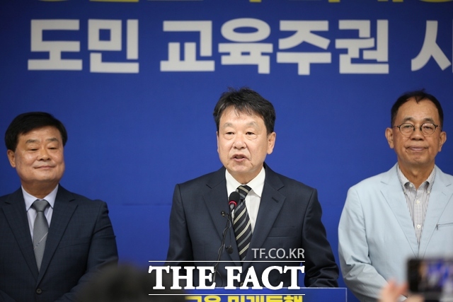 김한수 충남 교육 미래 동행 준비위원장이 15일 충남도교육청에서 열린 기자회견에서 제19대 충남도교육감직 인수위원회 운영 계획과 공약 이행 로드맵 수립 방향에 대해 설명하고 있다. /노경완 기자