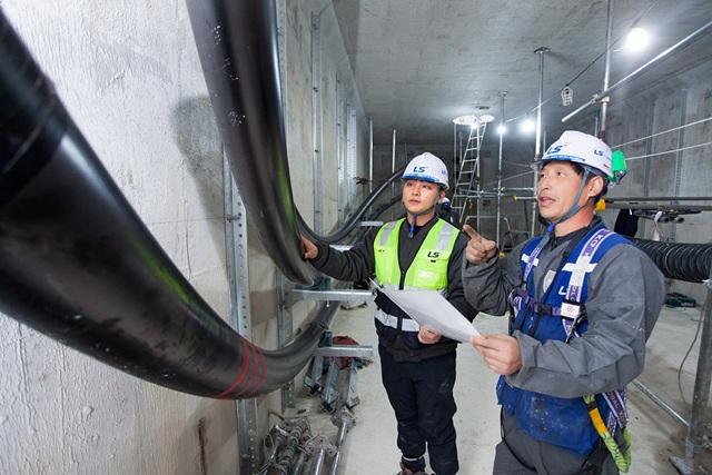 LS전선 직원이 세계 최대 송전 용량인 500kV급 HVDC 케이블이 투입되는 '동해안-신가평' 시공 현장을 점검하고 있다. /LS전선