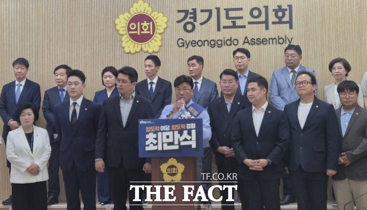 최만식 경기도의회 의원이 15일 도의회 브리핑실에서 제12대 전반기 더불어민주당 대표의원 출마 기자회견을 하고 있다. /이승호 기자