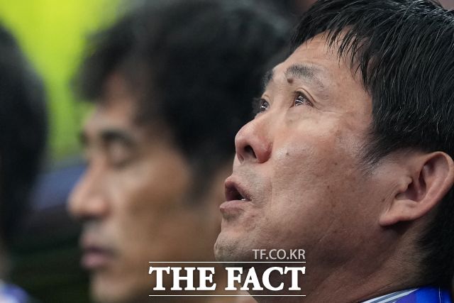 일본 축구대표팀 사령탑 모리야스 하지메 감독이 15일(한국시간) 2026월드컵 네덜란드와의 조별리그 첫 경기를 앞두고 식전행사에서 국가를 따라부르고 있다. /알링턴(미 텍사스주)=AP 뉴시스