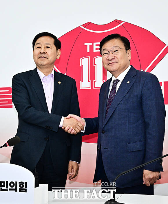 정점식 국민의힘 원내대표가 15일 오후 서울 여의도 국회에서 구윤철 경제부총리 겸 재정경제부 장관(왼쪽)을 접견하며 기념사진 촬영을 하고 있다. /국회=배정한 기자