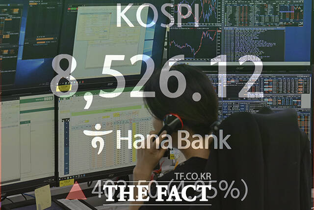 하나은행 본점 딜링룸에서 관계자가 거래를 하고 있다.