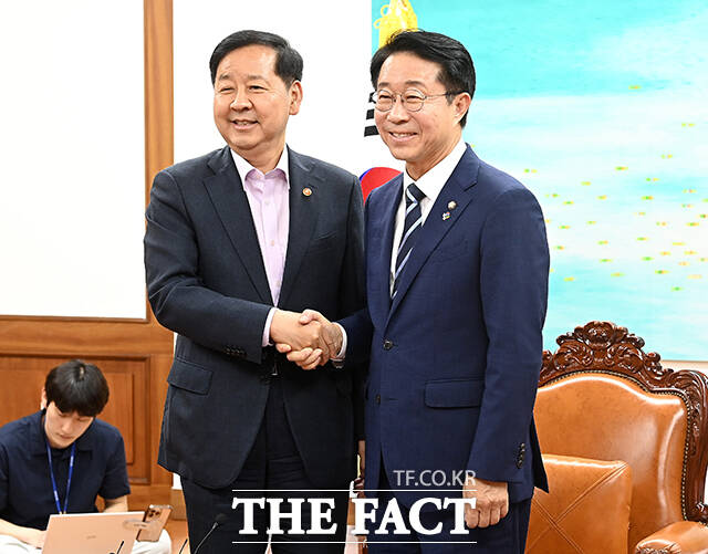 조정식 국회의장이 15일 오후 서울 여의도 국회에서 구윤철 경제부총리 겸 재정경제부 장관(왼쪽)을 접견하며 기념사진 촬영을 하고 있다. /국회=배정한 기자