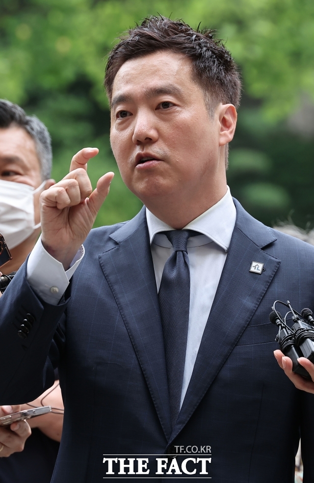 배우 김수현의 명예를 훼손한 혐의를 받고 있는 김세의 가로세로연구소 대표가 지난 5월 서울 서초구 서울중앙지법에서 열린 구속 전 피의자 심문(영장실질심사)에 출석하며 취재진의 질의에 답하고 있다. /박상민 기자