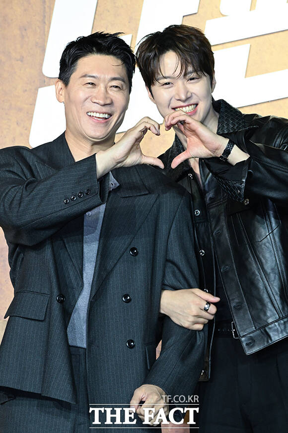 배우 진선규(왼쪽)와 공명이 넷플릭스 영화 '남편들'에서 각각 전남편과 현남편으로 호흡을 맞춘다. /김성렬 기자