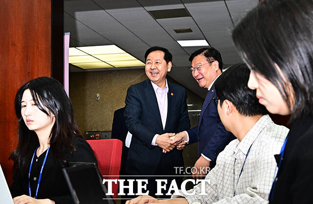 정점식 국민의힘 원내대표가 15일 오후 서울 여의도 국회에서 구윤철 경제부총리 겸 재정경제부 장관(왼쪽)을 접견하며 기념사진 촬영을 하고 있다. /국회=배정한 기자