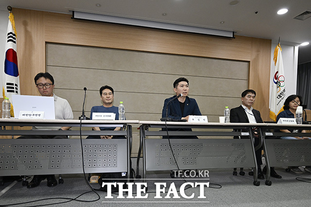 유 회장이 핸드볼경기장에 입주한 체육 단체들의 피해 상황을 설명하고 있다.