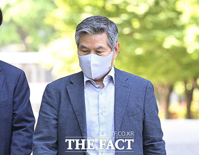 사드(고고도미사일방어체계) 기밀 유출 관련 직권남용권리행사방해 등 혐의를 받는 정의용 전 국가안보실장(왼쪽)과 정경두 전 국방부 장관이 15일 서울 서초구 서울중앙지법에서 열린 공판에 출석하고 있다. /남윤호 기자