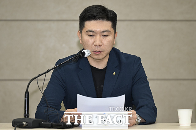 유 회장이 핸드볼경기장에 입주한 체육 단체들의 피해 상황을 설명하고 있다.