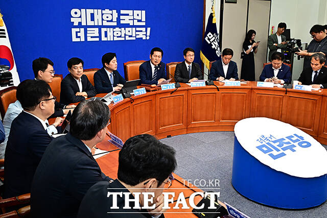 정청래 더불어민주당 대표가 15일 오전 서울 여의도 국회에서 열린 최고위원회의에 참석해 모두발언을 하고 있다. /국회=배정한 기자