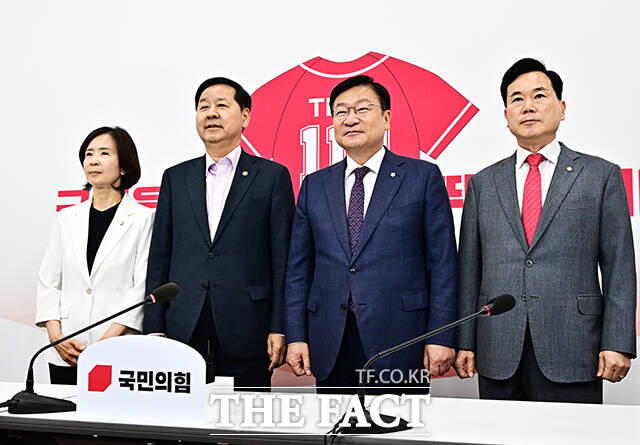 정점식 국민의힘 원내대표가 15일 오후 서울 여의도 국회에서 구윤철 경제부총리 겸 재정경제부 장관(왼쪽)을 접견하며 기념사진 촬영을 하고 있다. /국회=배정한 기자