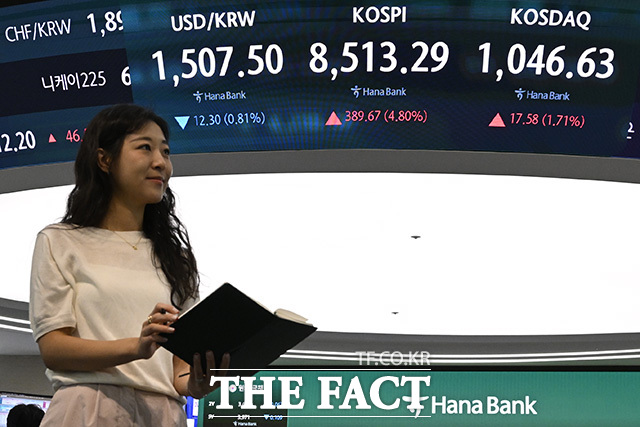 하나은행 본점 딜링룸에서 관계자가 거래를 하고 있다.