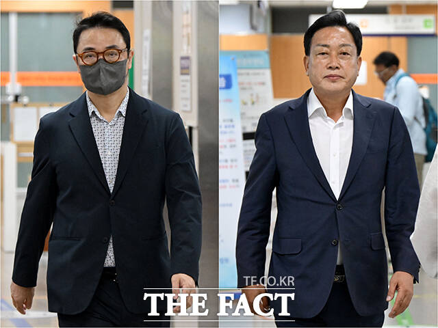 양평 공흥지구 특혜 의혹을 받는 김건희 씨 오빠 김진우 씨(왼쪽)와 당시 양평군수였던 김선교 국민의힘 의원이 15일 서울 서초구 서울중앙지방법원에서 열린 공판에 출석하고 있다. /남윤호 기자