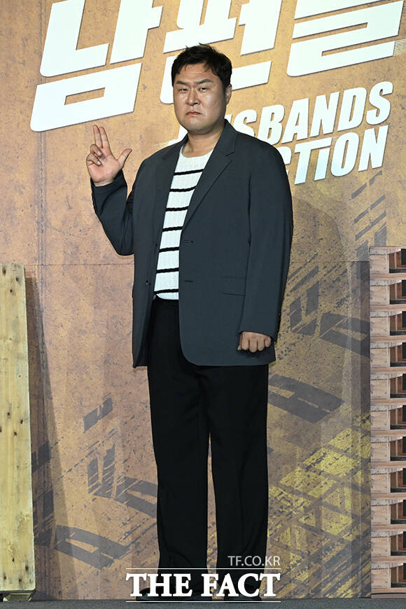 배우 윤경호와 이다희, 김지석, 진선규, 박규태 감독, 배우 공명, 강한나, 전소민(왼쪽부터)이 15일 오전 서울 중구 앰버서더 서울 풀만에서 열린 넷플릭스 영화 '남편들' 제작보고회에 참석해 포즈를 취하고 있다. /김성렬 기자