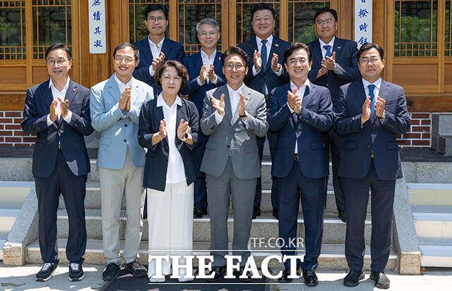 김민석 국무총리가 15일 오후 서울 종로구 국무총리 공관에서 열린 국토대전환 관련 광역단체장 당선자 간담회에 참석해 모두발언을 하고 있다. /임영무 기자