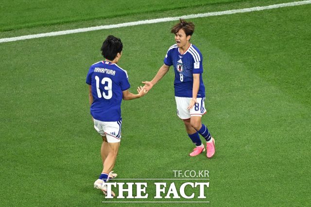 일본 왼쪽 윙백 나카무라 케이토(13)가 15일(한국시간) 2026월드컵 F 조 조별리그 첫 경기 네덜란드전에서 후반 12분 박스 왼쪽에서 팀동료 구보 타케후사의 패스를 받아 오른발로 동점골을 떠뜨린 뒤 함께 기뻐하고 있다./알링턴(미 텍사스주)= AP 뉴시스