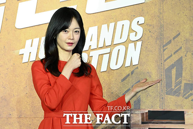 배우 윤경호와 이다희, 김지석, 진선규, 박규태 감독, 배우 공명, 강한나, 전소민(왼쪽부터)이 15일 오전 서울 중구 앰버서더 서울 풀만에서 열린 넷플릭스 영화 '남편들' 제작보고회에 참석해 포즈를 취하고 있다. /김성렬 기자