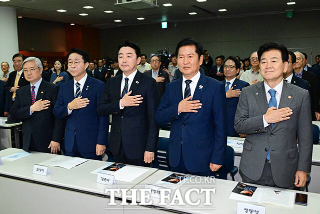 이날 기념식에 참석한 정동영 통일부 장관, 정청래 대표, 강훈식 대통령비서실장, 조정식 국회의장, 김성재 김대중평화센터 이사장(오른쪽부터)이 국기에 경례하는 모습. /남윤호 기자