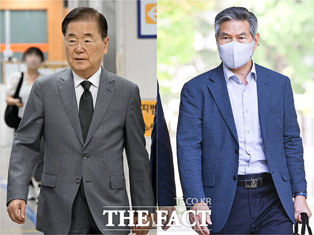 사드(고고도미사일방어체계) 기밀 유출 관련 직권남용권리행사방해 등 혐의를 받는 정의용 전 국가안보실장(왼쪽)과 정경두 전 국방부 장관이 15일 서울 서초구 서울중앙지법에서 열린 공판에 출석하고 있다. /남윤호 기자